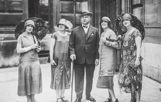 Tak mogli wyglądać również na Śląsku: dyrektor Opery Warszawskiej Emil Młynarski wraz z tancerkami baletu. Zdjęcie wykonano między 1925 a 1929 r. / NAC