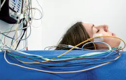 Badanie fizjologicznych reakcji organizmu podczas snu.  Klinika San Raffaele w Mediolanie, kwiecień 2009 r. / LAS / EAST NEWS