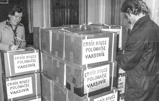 Transport darów z Francji w siedzibie Polskiego Czerwonego Krzyża w Warszawie, styczeń 1982 r. / Damazy Kwiatkowski / PAP / Z książki M. Heruday-Kiełczewskiej