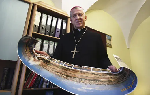Bp Mieczysław Cisło z panoramą Jerozolimy. Lublin, styczeń 2009 r. /fot. Studio Pro-Foto / 