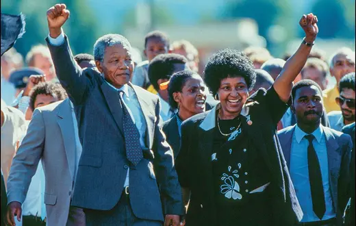Po 26 latach spędzonych za kratami Nelson Mandela wychodzi na wolność, towarzyszy mu żona Winnie. Więzienie pod Kapsztadem, 11 lutego 1990 r. / ALLAN TANNENBAUM / POLARIS / EAST NEWS