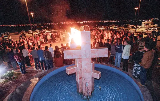 Spalenie książek o Harrym Potterze przez członków ewangelickiej Wspólnoty Chrystusa, Nowy Meksyk, USA, grudzień 2010 r. / NEIL JACOBS / GETTY IMAGES