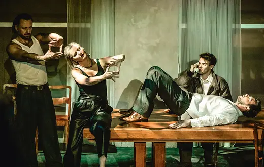 Adam Szczyszczaj, Małgorzata Kożuchowska, Paweł Brzeszcz, Mateusz Kmiecik w „Dekalogu”, reż. Wojciech Faruga, Teatr Narodowy w Warszawie, premiera 8 października 2022 r. / NATALIA KABANOW / ARCHIWUM ARTYSTYCZNE TEATRU NARODOWEGO