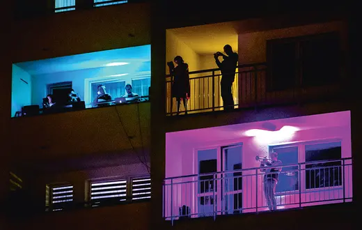 Koncert Krzysztofa Kokoszki i Sebastiana Baczewskiego „Dwa balkony, muzyka dla wszystkich”. Sosnowiec, 3 kwietnia 2020 r. / ANDRZEJ GRYGIEL / PAP
