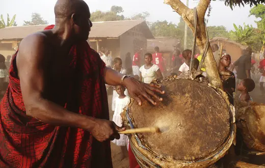 Bębniarz na pogrzebie kobiety z plemienia Konkomba w Jema, środkowa Ghana / fot. Anna Niedźwiedź / 
