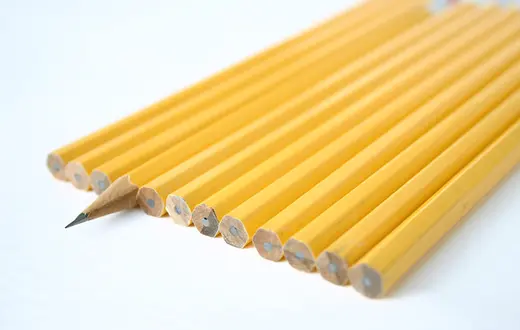 Grafit: dość luźno powiązane warstwy, podobne do plastrów miodu,  bardzo silnie związanych atomów węgla. Podczas pisania ołówkiem na papierze zostawiają, m.in., fragmenty niezwykle cienkich, o grubości jednego atomu, warstw. /fot. Mark Aplet / stock.xchng / 