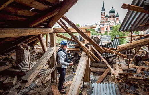 Ekipa specjalistów z Francji opracowuje mapę 3D zniszczeń wojennych zabytkowych budynków Charkowa. Na zdjęciu: ruiny remizy strażackiej z 1887 r., maj 2022 r. / DIMITAR DILKOFF / AFP / EAST NEWS
