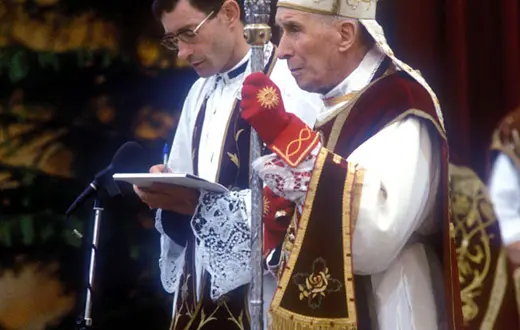 Abp Marcel Lefebvre (1905-1991) wyświęca mimo zakazu czterech biskupów. Jan Paweł II orzeknie ekskomunikę jego oraz czterech biskupów, z których 21 stycznia 2009 zdejmie ją Benedykt XVI. Econe, 30 czerwca 1988 r. /fot. KNA-Bild / 