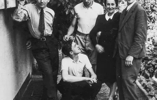 Maria Gluth-Nowowiejska i jej czterej synowie, lato 1943 r. Od lewej Jerzy, Wacek, Zbigniew, mama, Janusz. Rok później trzech braci już nie żyło. / ARCHIWUM RODZINNE / REPR. WICEK SOSNA