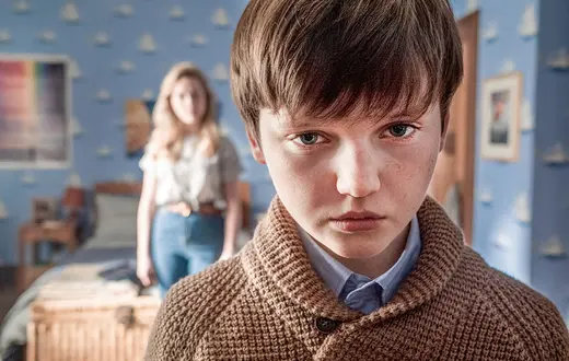 Victoria Perdetti jako Dani i Benjamin Evan Ainsworth jako Miles w serialu „Nawiedzony dwór Bly” / EIKE SCHROTER / NETFLIX