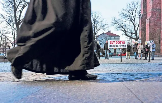 Przed poznańską katedrą podczas nabożeństwa pokutnego za grzechy księży pedofili, 3 marca 2017 r. / PIOTR SKÓRNICKI / AGENCJA GAZETA