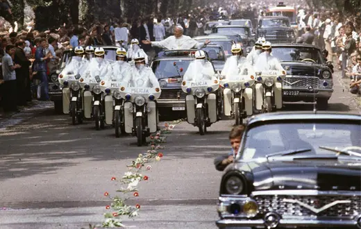 Jan Paweł II w drodze na Jasną Górę, Częstochowa, 6 czerwca 1979 r. /fot. Bettmann/Corbis / 