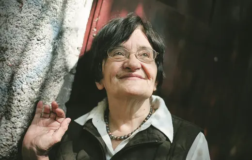 Na zdjęciu Krystyna Starczewska na tle budynku.