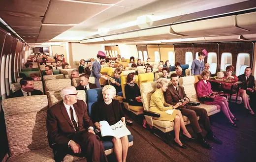 Kabina klasy turystycznej boeinga 747 prezentowana podczas 28. Air Show na paryskim lotnisku Le Bourget w 1969 r. / RANÇOIS PAGES / PARIS MATCH / GETTY IMAGES 
