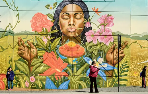 Graffiti na przystanku autobusowym na Cherokee Street w Denver, USA, kwiecień 2018 r. / HELEN H. RICHARDSON / DENVER POST / GETTY IMAGES
