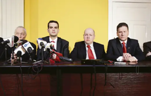 Konferencja prasowa w sprawie wystąpienia z PiS poznańskich parlamentarzystów. Od lewej: Robert Napieraj, Marcin Libicki, Jacek Tomczak, Jan Filip Libicki, Wojciech Woskowiak i Artur Różański. Poznań, 9 kwietnia 2009 r. /fot. Łukasz Cynalewski / AG / 