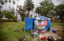 Namioty bezdomnych na osiedlu Echo Park w Los Angeles, marzec 2021 r. / FRANCINE ORR / GETTY IMAGES