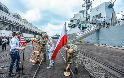 Przygotowania do spotkania ambasadora USA z załogą amerykańskiego niszczyciela USS „Gravely” cumującego w Gdynii. 7 czerwca 2022 r. / KAROLINA MISZTAL / REPORTER