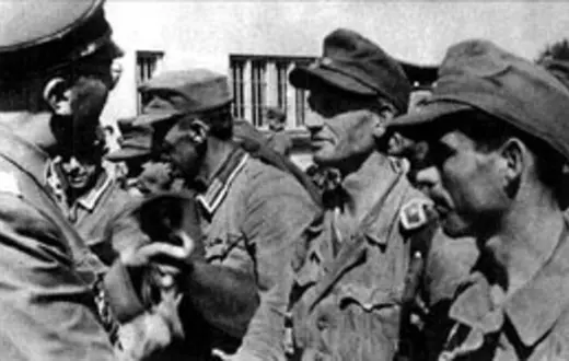 von dem Bach (z lewej) rozmawia z niemieckimi żolnierzami, uwolnionymi z polskiej niewoli po upadku Starówki. Warszawa, wrzesień 1944r. / 