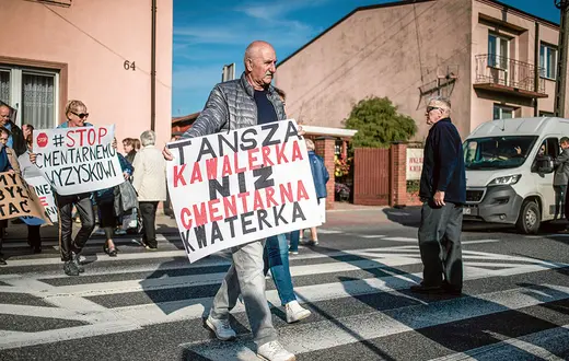 Protest mieszkańców Brzezin przeciwko wysokości opłat pogrzebowych na cmentarzu parafialnym, październik 2019 r. / TOMASZ STAŃCZAK / AGENCJA GAZETA