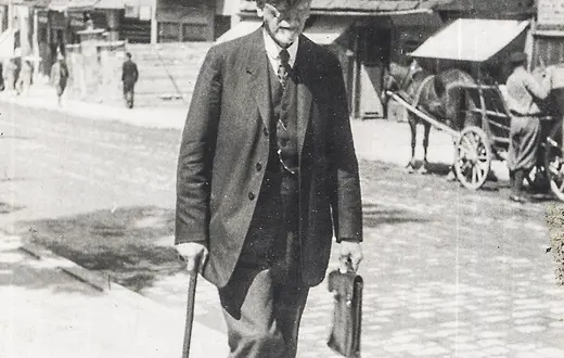 Prof. Jan Gwalbert Pawlikowski, ul. Krupówki. Po prawej stronie słynny sklep sportowy Franciszka Bujaka. Zakopane, 1934 r. / OPRAC. RAFAŁ JABŁOŃSKI-ZELEK / ZBIORY ARCHIWUM MUZEUM TATRZAŃSKIEGO