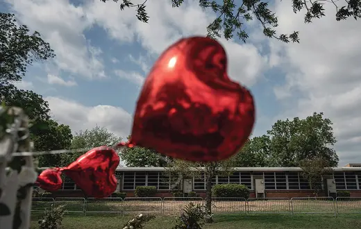 Miejsce pamięci przed szkołą podstawową Robba w Uvalde w Teksasie. 30 maja 2022 r. / WONG MAYE / AP / EAST NEWS