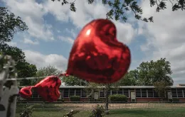 Miejsce pamięci przed szkołą podstawową Robba w Uvalde w Teksasie. 30 maja 2022 r. / WONG MAYE / AP / EAST NEWS