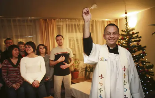 „Kolęda” w „Stokrotce”, jednym z krakowskich akademików. Ks. Antoni Miciak ze studentami AGH, Akademii Muzycznej i Państwowej Wyższej Szkoły Teatralnej. /fot. Tomasz Wiech / Agencja Gazeta /