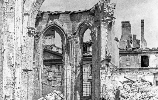 Ruiny katedry św. Jana (prezbiterium). Fotografia wykonana od ulicy Świętojańskiej. W tle szczyty kamienic na placyku Kanonii, Warszawa, lato 1945 r. / RYSZARD WITKOWSKI / MUZEUM POWSTANIA WARSZAWSKIEGO / RYSZARD WITKOWSKI / MUZEUM POWSTANIA WARSZAWSKIEGO