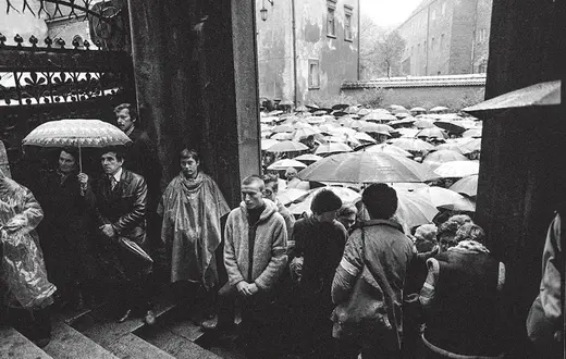 Wizyta Lecha Wałęsy na czele delegacji NSZZ Solidarność. Msza święta w katedrze na Wawelu. Homilię wygłosił ks. Józef Tischner. Kraków, 18.10.1980 r. / MACIEJ SOCHOR / CAF / PAP