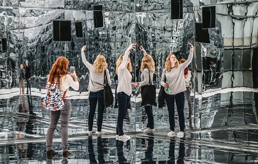 Instalacja Dani Karavana „Odbicia” w galerii Muzeum Śląskiego. Katowice, 27 września 2016 r. / BEATA ZAWRZEL / REPORTER