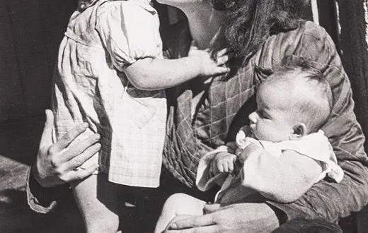 Kobieta z dziećmi. Marsylia, 1941–1943 / JULIA PIROTTE / ŻYDOWSKI INSTYTUT HISTORYCZNY IM. EMANUELA RINGELBLUMA