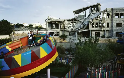Palestyńczycy w wesołym miasteczku świętują zakończenie Ramadanu. Beit Lahia (Strefa Gazy), 10 września 2010 r. / fot. Alessio Romenzi / Corbis /