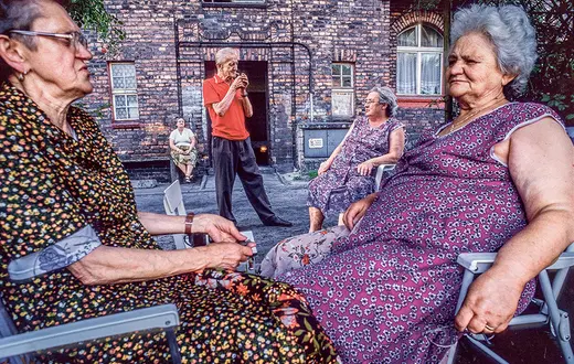 Mieszkańcy osiedla przy kopalni Wieczorek spędzają wolne chwile w towarzystwie sąsiadów. Katowice, Nikiszowiec, 2003 r. / JACENTY DĘDEK