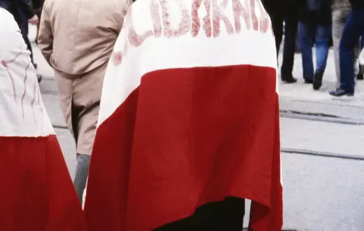 Demonstracja solidarnościowa przeciw stanowi wojennemu pod siedzibą NSZZ "Solidarność" w Gdańsku-Wrzeszczu, 1 maja 1982 r. / fot. Leonard Szmaglik, KFP / 