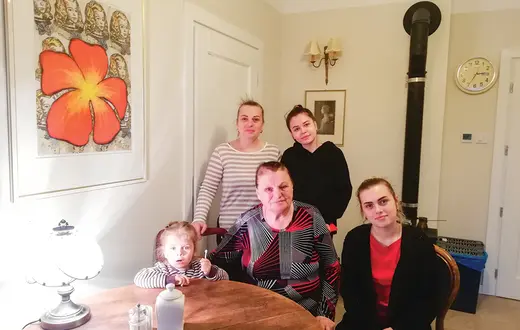Angelina, Swietłana, Katerina, Ela i Anna w domu w Udryczach. 31 marca 2022 r. / ELIZA LESZCZYŃSKA-PIENIAK