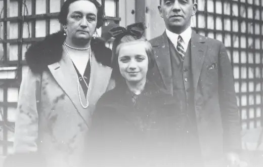 Irena Kalpas: "Tu mam 12 lat, jestem z mamą i tatą na Filtrowej. Rok 1927. Mieszkaliśmy wtedy w Poznaniu, ale co roku przyjeżdżaliśmy do wujostwa na wakacje do Warszawy. / fot. archiwum rodzinne Ireny Kalpas / 