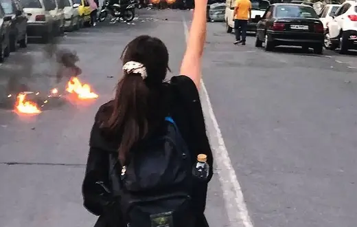 Irańskie kobiety protestują po śmierci Mahsy Amini, która zmarła po zatrzymaniu przez policję do spraw moralności za niewłaściwy strój. Teheran, 19 września 2022 r. / SALAMPIX / ABACA PRESS / FORUM