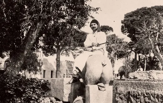 W czasie podróży stypendialnej do Włoch w 1903 r. Nowowiejski odwiedził w Kartaginie brata, ks. Rudolfa. Opis na odwrocie mówi, że siedzi na rzeźbie konia sprzed 2300 lat, odkrytej 2 miesiące wcześniej przez archeologa Alfreda Louisa Delattre’a. /