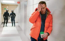 Aleksiej Nawalny na korytarzu w trakcie przeszukania siedziby jego Fundacji Antykorupcyjnej. Moskwa, 26 grudnia 2019 r. / DIMITAR DILKOFF / AFP / EAST NEWS