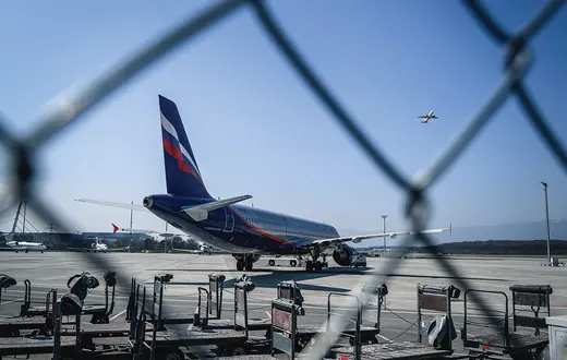 Po tym, jak rosyjski przewoźnik Aeroflot został zakazany w przestrzeni powietrznej Szwajcarii, ten samolot trafił na długoterminowy postój.Lotnisko w Genewie, 25 marca 2022 roku. / FABRICE COFFRINI / AFP / EAST NEWS