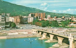 Plac Marszałka Tity (obecnie plac Macedonii) w Skopje, koniec lat 70. / POCZTÓWKA Z ARCHIWUM KINGI NETTMANN-MULTANOWSKIEJ // „WARSZAWA RYSUJE SKOPJE”
