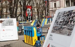 Uczeń z Ukrainy gra na pianinie przed ambasadą Rosji w Rydze, 1 kwietnia 2022 r. / TOMS KALNINS / EPA / PAP