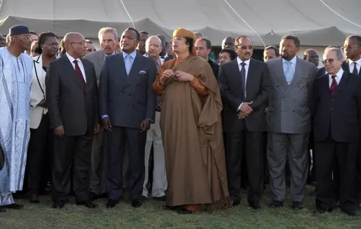 Jacob Zuma (drugi z lewej) wśród afrykańskich przywódców odwiedzających Muammara Kaddafiego (w środku), Trypoli, 10 kwietnia 2011 r. / Fot. Hamza Turkia / Xinhua / East News / 