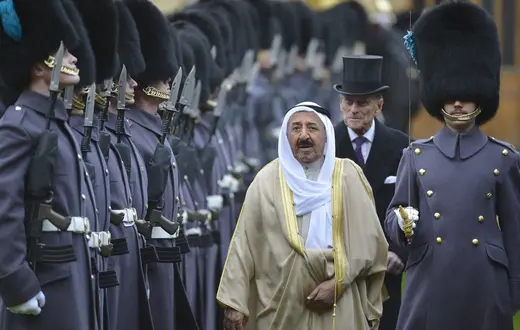 Emir Kuwejtu Szejk Sabah al-Ahmad al-Sabah w towarzystwie księcia Filipa na Zamku w Windsorze, listopad 2012 r. Fot. AFP/EAST NEWS / 