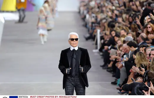 Karl Lagerfeld na wybiegu podczas pokazu kolekcji Chanel na sezon wiosenno-letni 2014 podczas Tygodnia Mody w Paryżu / październik 2013 r. / / FOT. REX/David Fisher/EAST NEWS