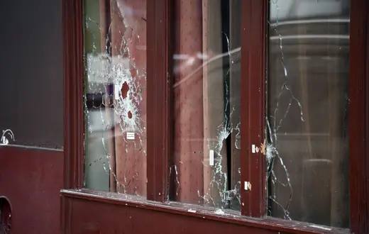 Podziurawiona kulami terrorystów witryna baru Carillon przy Rue Alibert w 10. dzielnicy Paryża. 14 listopada 2015 r. / / fot. AFP / East News