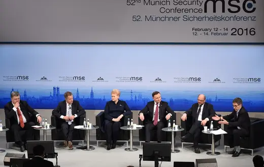 Od lewej: Prezydent Ukrainy Petro Poroshenko, prezydent Finlandii Sauli Niinisto, prezydent Litwy Dalia Grybauskaite, prezydent Polski Andrzej Duda, prezydent Parlamentu Europejskiego Martin Schulz oraz założyciel „Eurasia Group” Ian Bremmer. / Fot Christof STACHE/AFP/EASTNEWS 