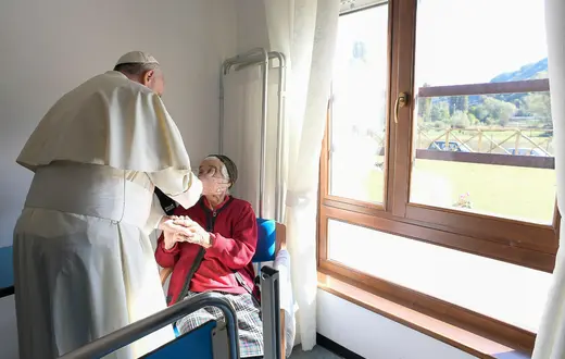 Papież Franciszek w domu dla seniorów w Borbonie, środkowe Włochy, październik 2016 r. / FOT. L'Osservatore Romano/ Pool Photo/ AP / EASTNEWS / 