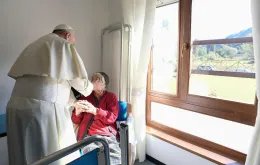 Papież Franciszek w domu dla seniorów w Borbonie, środkowe Włochy, październik 2016 r. / FOT. L'Osservatore Romano/ Pool Photo/ AP / EASTNEWS / 